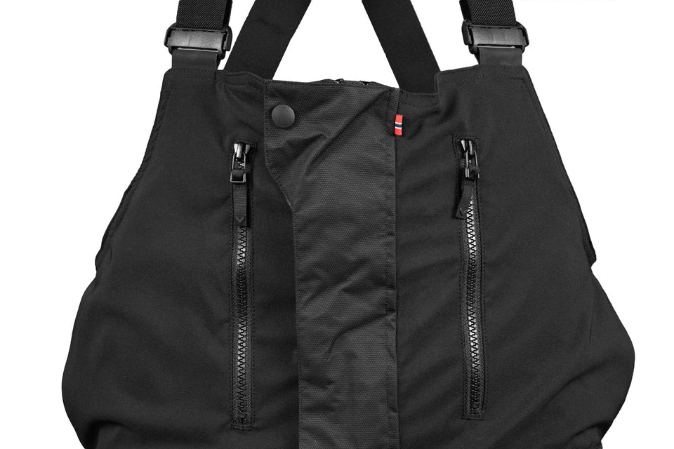 Arctic buksa 2.0 jacket in black, featuring a hood and zipped pockets.