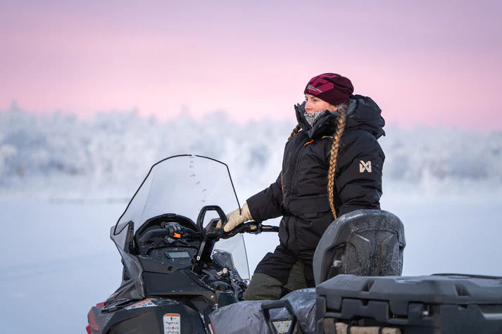 Arctic jakka 3.0 jacket, black, with hood and zipper.